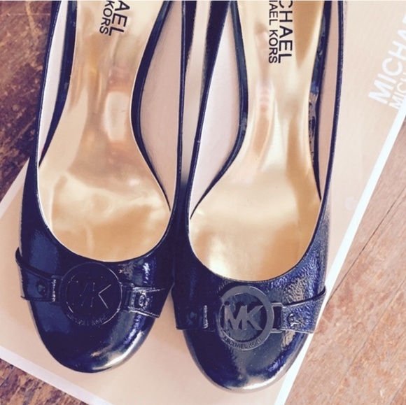 MICHAEL KORS Black Crinkle Patent Fulton . - Picture 2 of 5